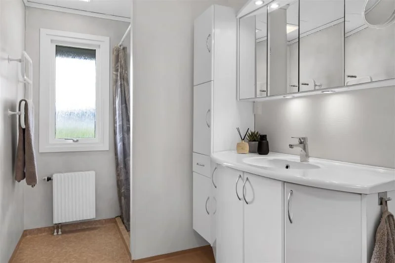 Installation av ett badrumsskap underskap Stromslund sodra Haninge rotated